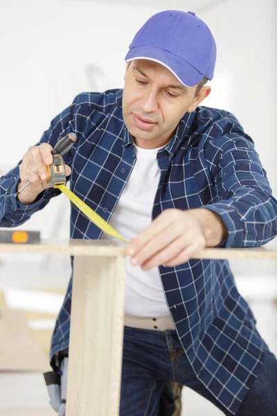 Hombre Que Mide Pieza Madera Para Montaje Muebles — Foto de Stock