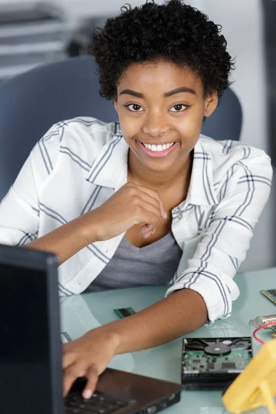 Gelukkig Lachende Vrouwelijke Computertechnicus Geïsoleerd Wit — Stockfoto