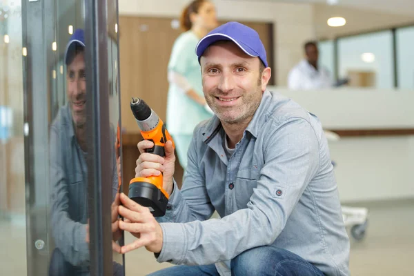 Professional Handyman Fixing Window Handle Hospital — Stock Photo, Image