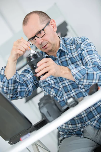 Muž Čištění Objektivu Fotoaparátu — Stock fotografie