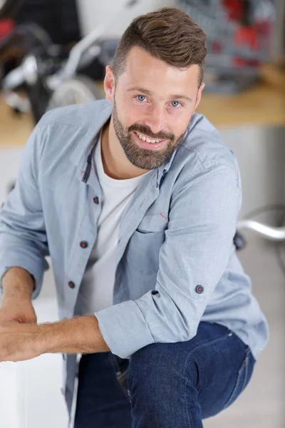 Man Working New Kitchen Installation — Stock Photo, Image