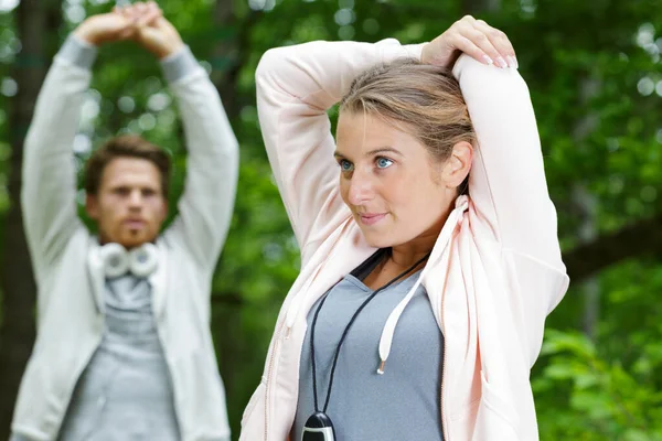 Pareja Calentando Antes Correr —  Fotos de Stock