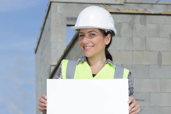 Mujer Constructor Sostiene Banner Publicidad Blanca —  Fotos de Stock