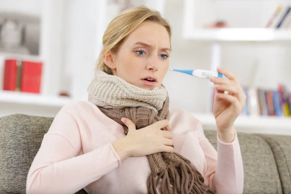 Chockad Flicka Håller Vit Termometer — Stockfoto