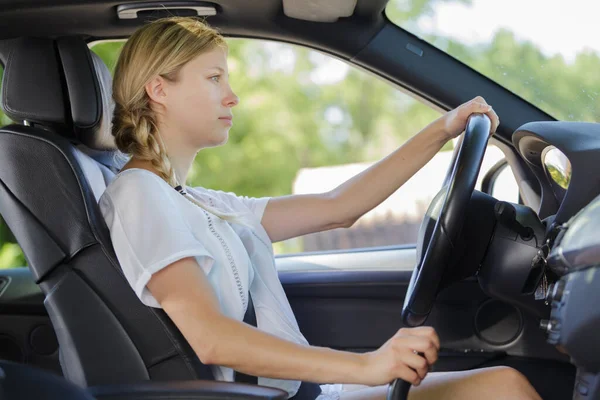 Una Mujer Joven Está Conduciendo —  Fotos de Stock