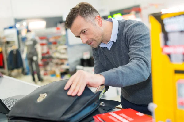 Representante Ventas Productos Sacando Sus Papeles — Foto de Stock