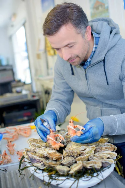 Pescador Organizando Uma Bandeja Moluscos — Fotografia de Stock