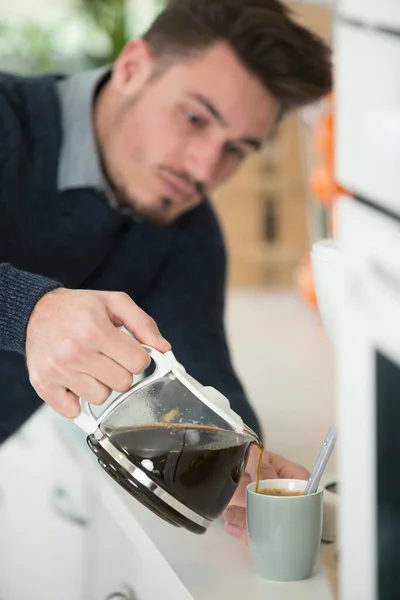 Man Gieten Een Mok Koffie Keuken — Stockfoto