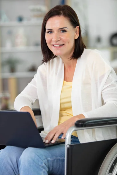 Attraktive Lächelnde Behinderte Frau Mit Ihrem Laptop — Stockfoto