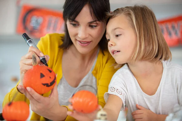 Projektowanie Twarzy Rodziny Dyniach Halloween — Zdjęcie stockowe