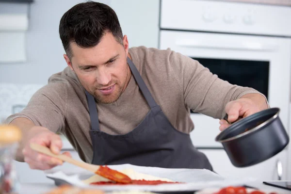 Šéfkuchař Připravit Pizzu Muž Pomazánka Těstě — Stock fotografie