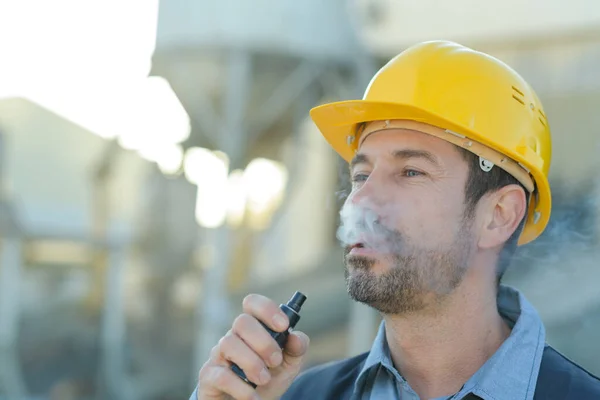 Construtor Fuma Cigarro — Fotografia de Stock