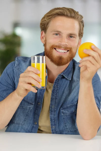 Barman Pomerančovou Šťávou — Stock fotografie
