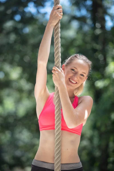 Ćwiczenia Cross Fit Kobieta Robi Ciało Trening Linę Wspinaczkową — Zdjęcie stockowe