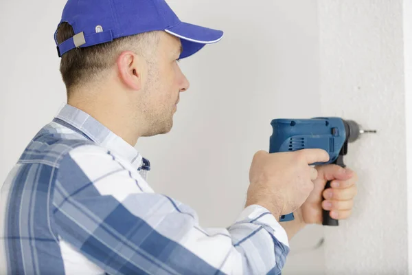 Ein Mann Bohrt Mit Einem Bohrer Eine Wand — Stockfoto