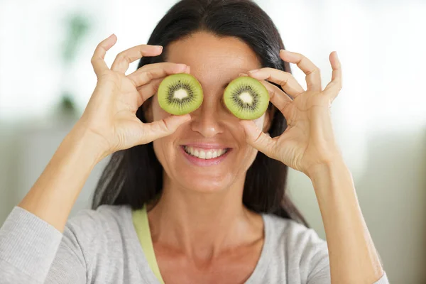 Mujer Con Rodajas Kiwi Delante Sus Ojos — Foto de Stock