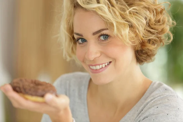 Schöne Blondine Hält Einen Süßen Donut — Stockfoto