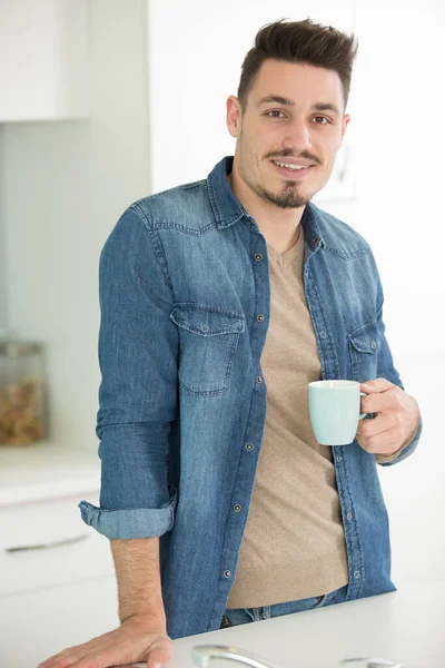 Schöner Bärtiger Hipster Mit Weißer Tasse Kaffee — Stockfoto