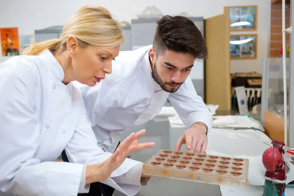 Confiteros Examinando Moldes Chocolate Forma Corazón —  Fotos de Stock