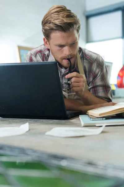 Hombre Guapo Taller Con Portátil — Foto de Stock