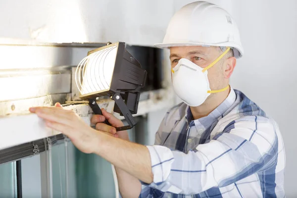 Inspetor Construção Usando Máscara Avaliar Propriedade — Fotografia de Stock