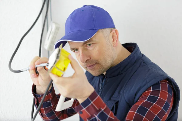 Eletricista Adulto Frente Placa Interruptor Fusível — Fotografia de Stock