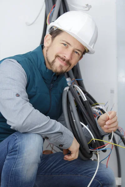 Mann Arbeitet Mit Kabeln Innenräumen — Stockfoto