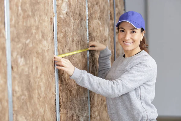 Щаслива Жінка Інженер Будівельник Робить Вимірювання Стіні — стокове фото