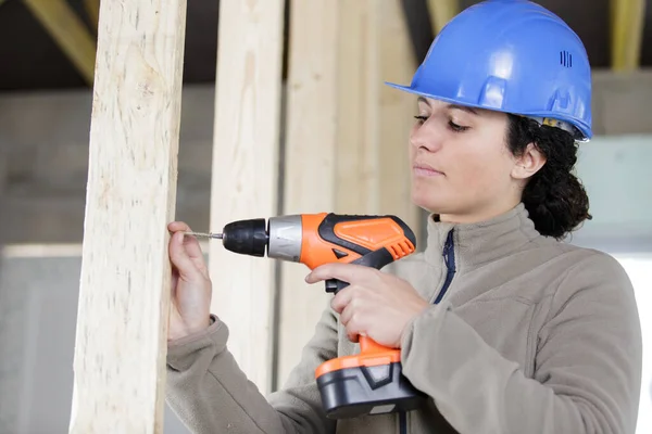 Carpintero Femenino Usando Taladro Una Estructura Casa Madera —  Fotos de Stock