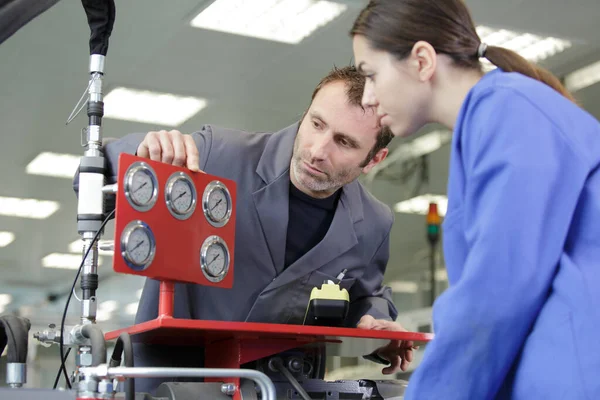 Ingegnere Che Spiega Macchina Industriale All Apprendista — Foto Stock