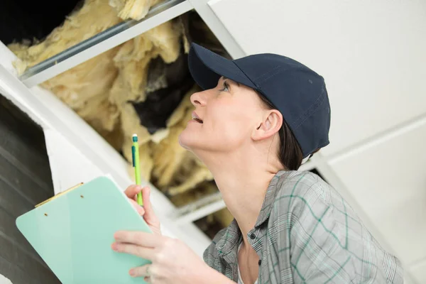 Elektrikerin Überprüft Die Decke — Stockfoto