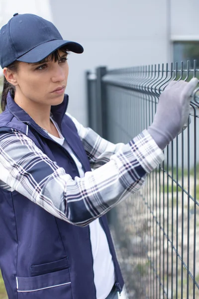 Trabalhador Mulher Instalando Cerca Malha Metal Soldado — Fotografia de Stock