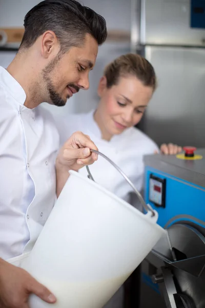 Man Häller Något Maskinen Fabriken — Stockfoto