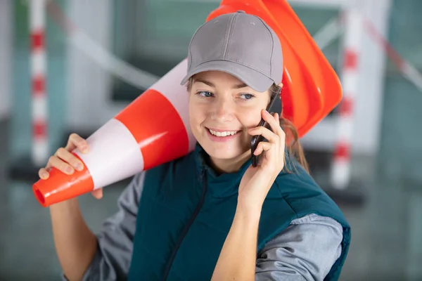 Gelukkig Vrouwelijke Bouwer Houdt Verkeerskegel — Stockfoto