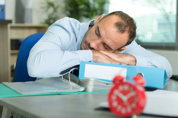 オフィスで働く眠そうなビジネスマン — ストック写真