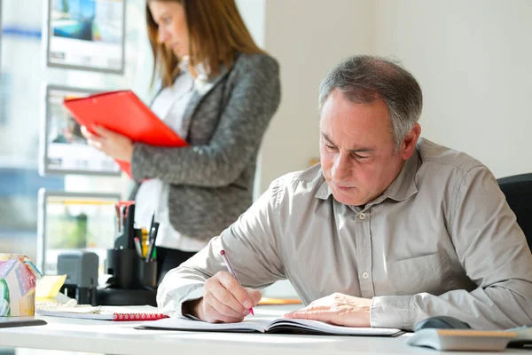 Manlig Fastighetsmäklare Som Arbetar Vid Skrivbordet — Stockfoto