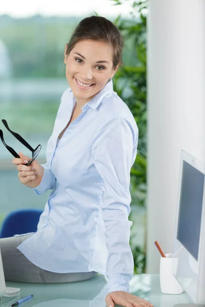 Secretaresse Zat Het Bureau Met Haar Bril — Stockfoto