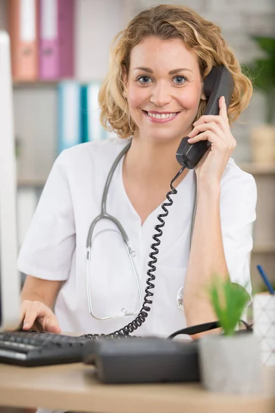 Kadın Doktor Ameliyat Telefonundan Konuşuyor — Stok fotoğraf