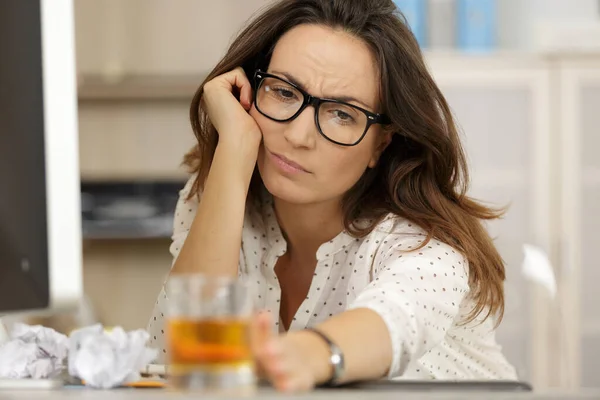 Mycket Trött Eller Stressad Affärskvinna Som Sträcker Sig Efter Alkoholdryck — Stockfoto