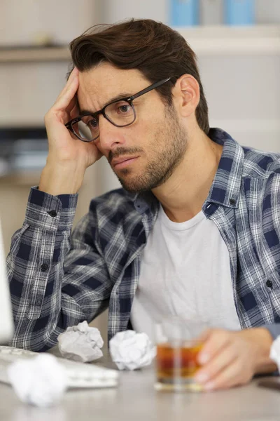 Young Businessman Employee Drinking Office Desk — Stock Photo, Image