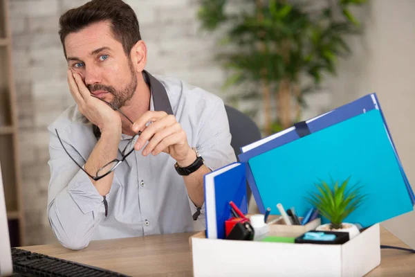 Frustrierter Mann Seinem Büro Gefeuert — Stockfoto