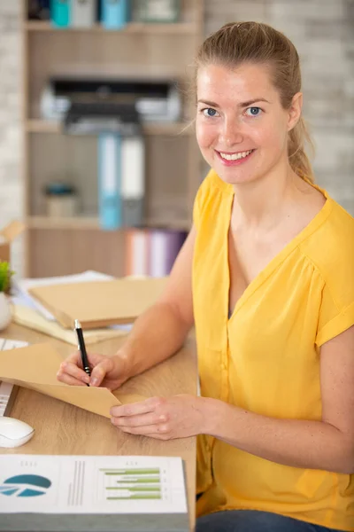 Jovem Mulher Preparando Envelope Parcela — Fotografia de Stock