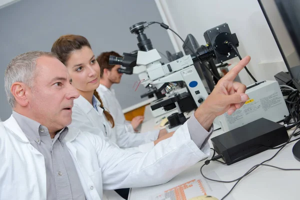 Laboratoriummedewerker Wijst Naar Scherm — Stockfoto