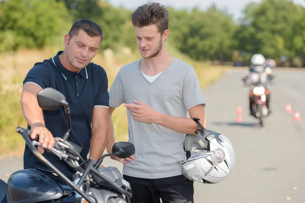 Istruttore Guida Moto Che Spiega Comandi Del Manubrio Giovani Motociclisti — Foto Stock