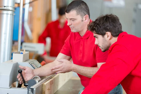 Uomo Che Mostra Lavorazione Delle Macchine All Apprendista — Foto Stock