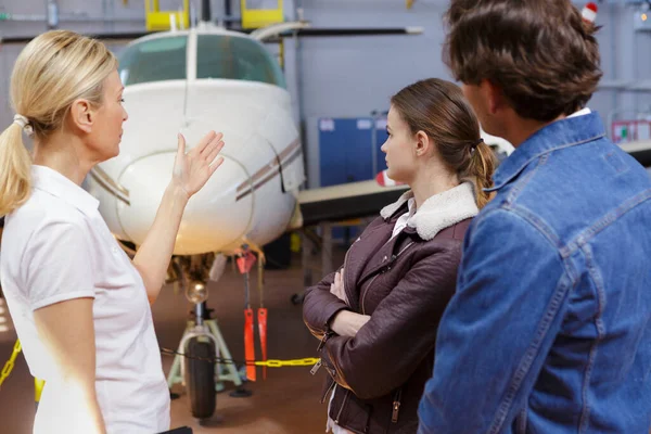 Femme Montrant Des Avions Légers Dans Hangar Deux Jeunes — Photo