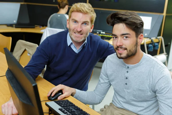 Étudiant Classe Travaillant Sur Ordinateur Bureau — Photo