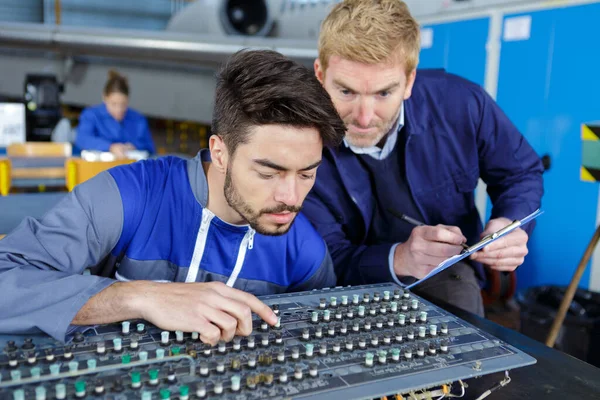 Técnico Aviação Trabalhando Painel Instrumentos — Fotografia de Stock