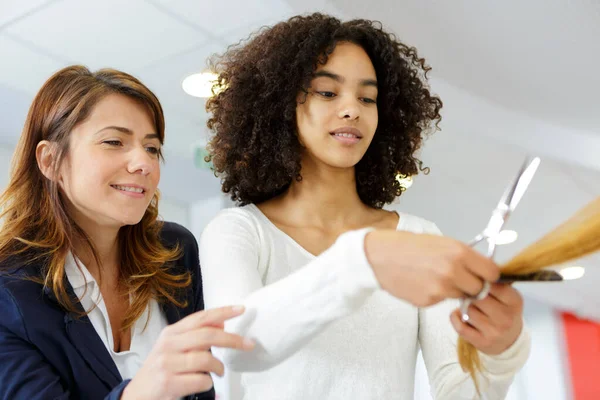 Ein Lehrer Beobachtet Friseuranwärter — Stockfoto