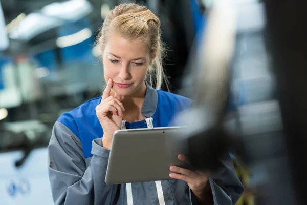 Vrouwelijke Automonteur Bij Tablet Witte Achtergrond — Stockfoto